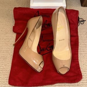 Christian Louboutin Very Prive patent leather heels  color nude US 6